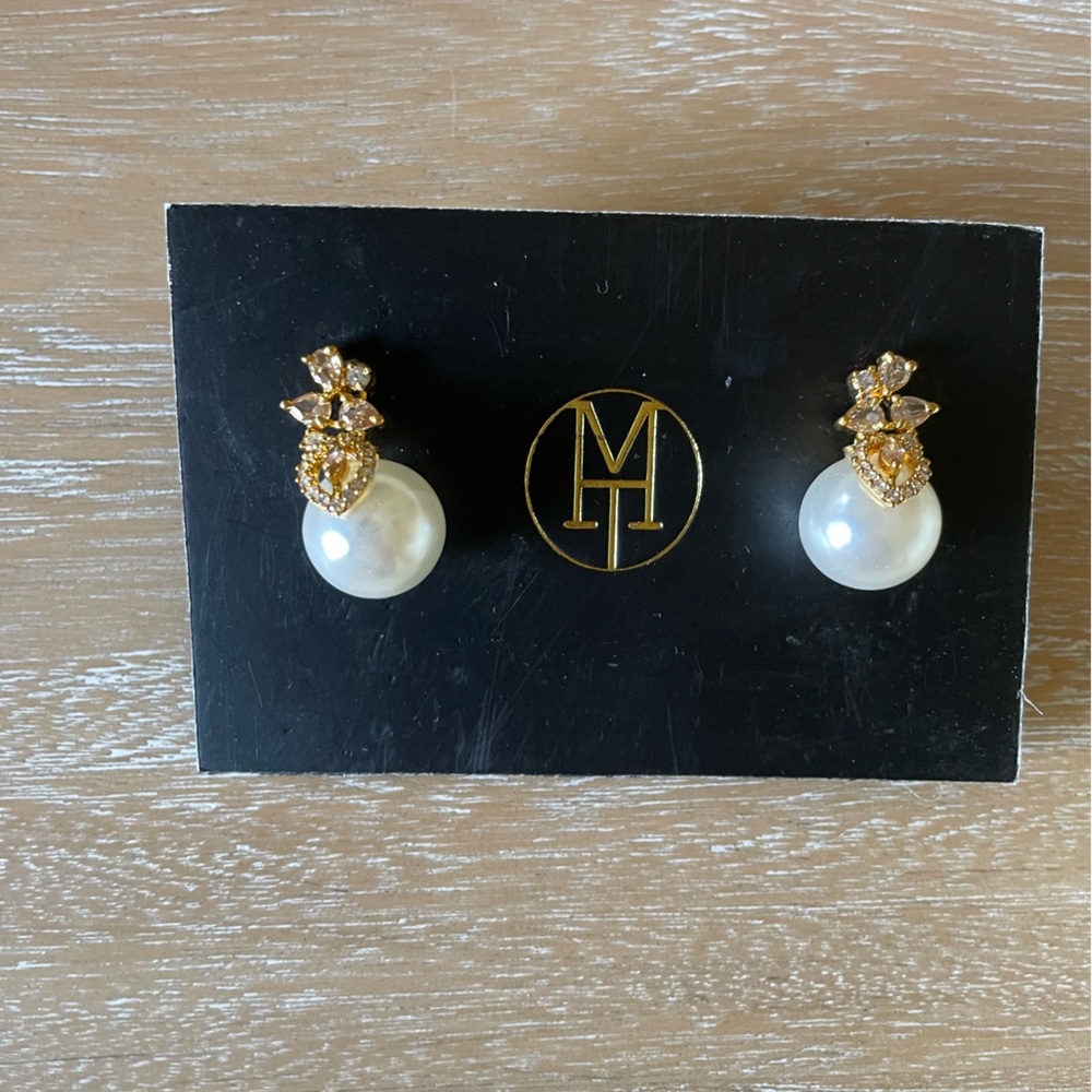 [Allure by MHT] NWT Elegant Gold and Pearl Earrings
